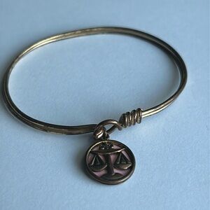 Women’s vintage dainty gold tone charm bracelet one size opens measurement shown